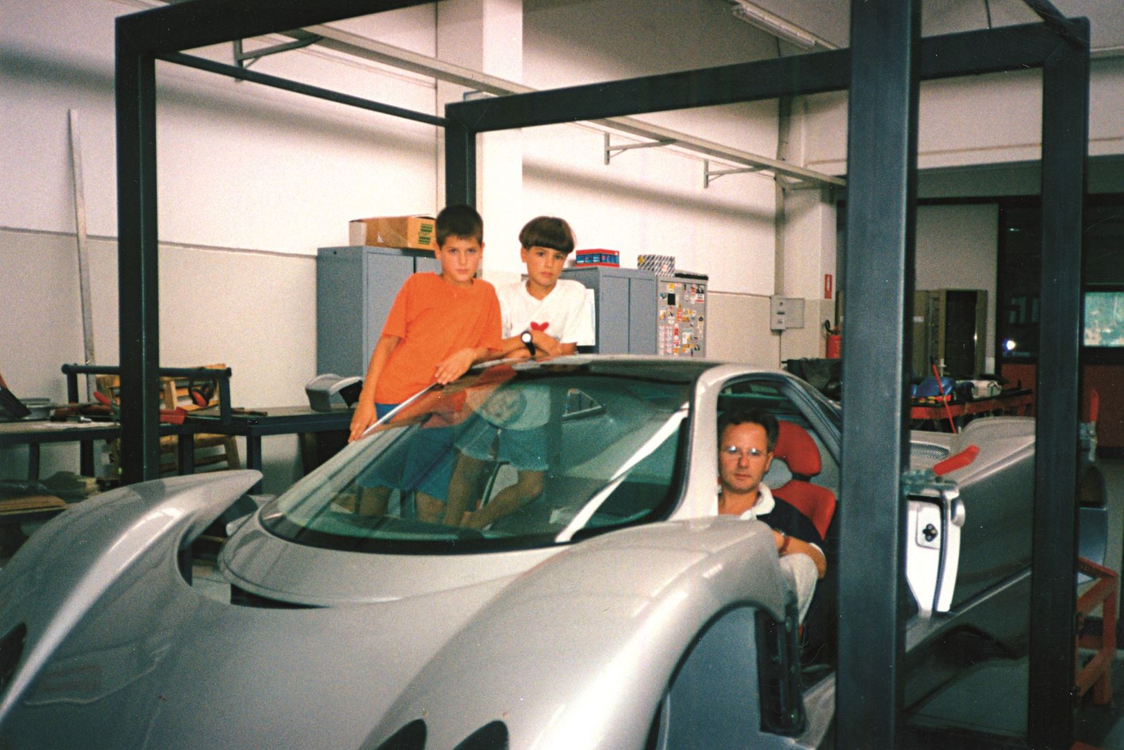 Horacio Pagani z synami podczas budowy pierwszego prototypu Zondy, rok 1993