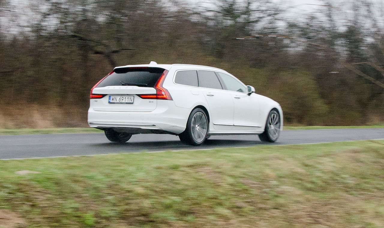 Volvo zawsze było lepsze na prostych niż na zakrętach. V90 jest dobre w obu sytuacjach, ale charakter auta nie zachęca do dynamicznej jazdy.
