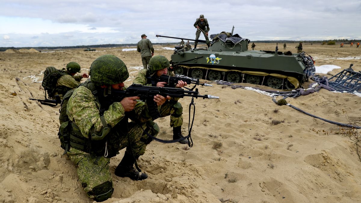 BREST, BELARUS - SEPTEMBER 14: Russian and Belarusian troops take part in the Zapad-2021 military exercise in Brest region in Belarus on September 14, 2021. (Photo by Stringer/Anadolu Agency via Getty Images)