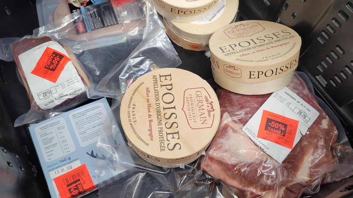 Boks w lodówce z przecenionymi produktami - warszawski Carrefour