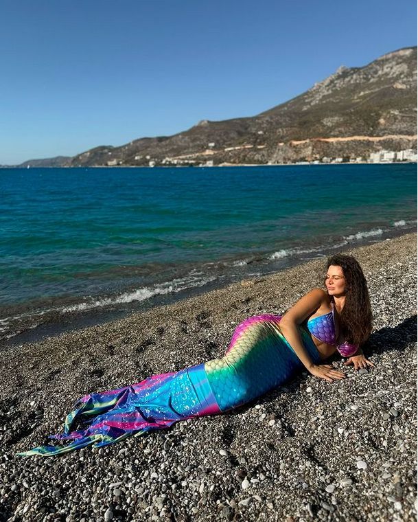 Maja Rutkowski wyleguje się na plaży w stroju syreny