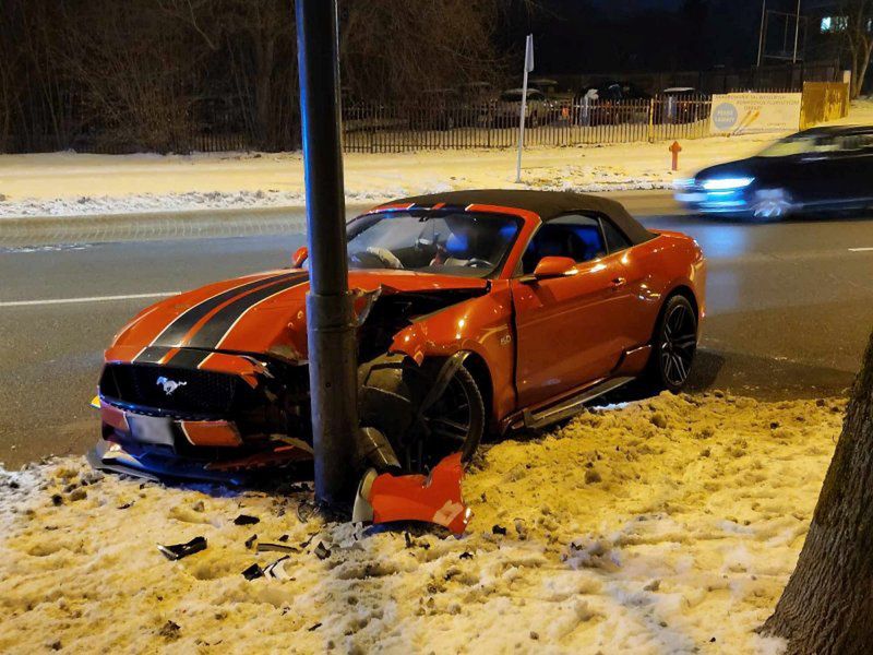 Mustang rozbity w Lublinie. Zaskoczenie policjantów po przybyciu na miejsce