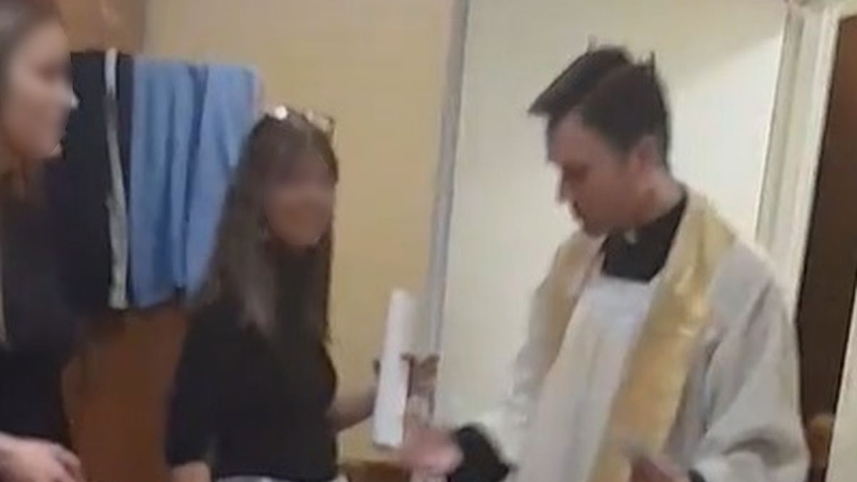 Ks. Piotr Wachowski odwiedził pokoje studentów w ramach kolędy w akademikach Politechniki Bydgoskiej 