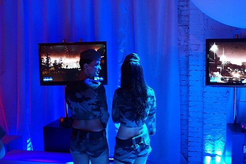 Konferencja EA - hostessy Battlefield 3 stojące przy konsolach z Battlefield 3