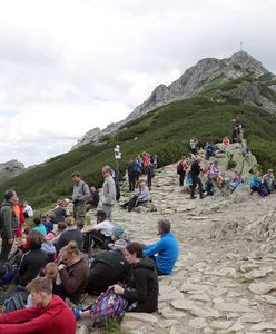 Turyści oblegają górskie szlaki. Kolejki na Giewont i Rysy