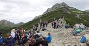 Turyści oblegają górskie szlaki. Kolejki na Giewont i Rysy
