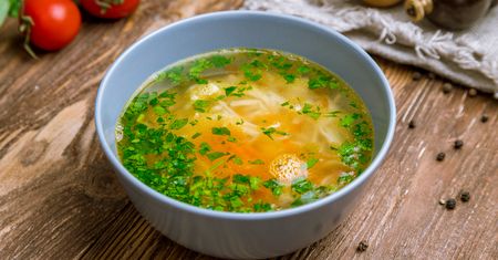 Zanim zalejesz wodą, wstaw do piekarnika. Rosół wychodzi sto razy smaczniejszy bez kropli maggi