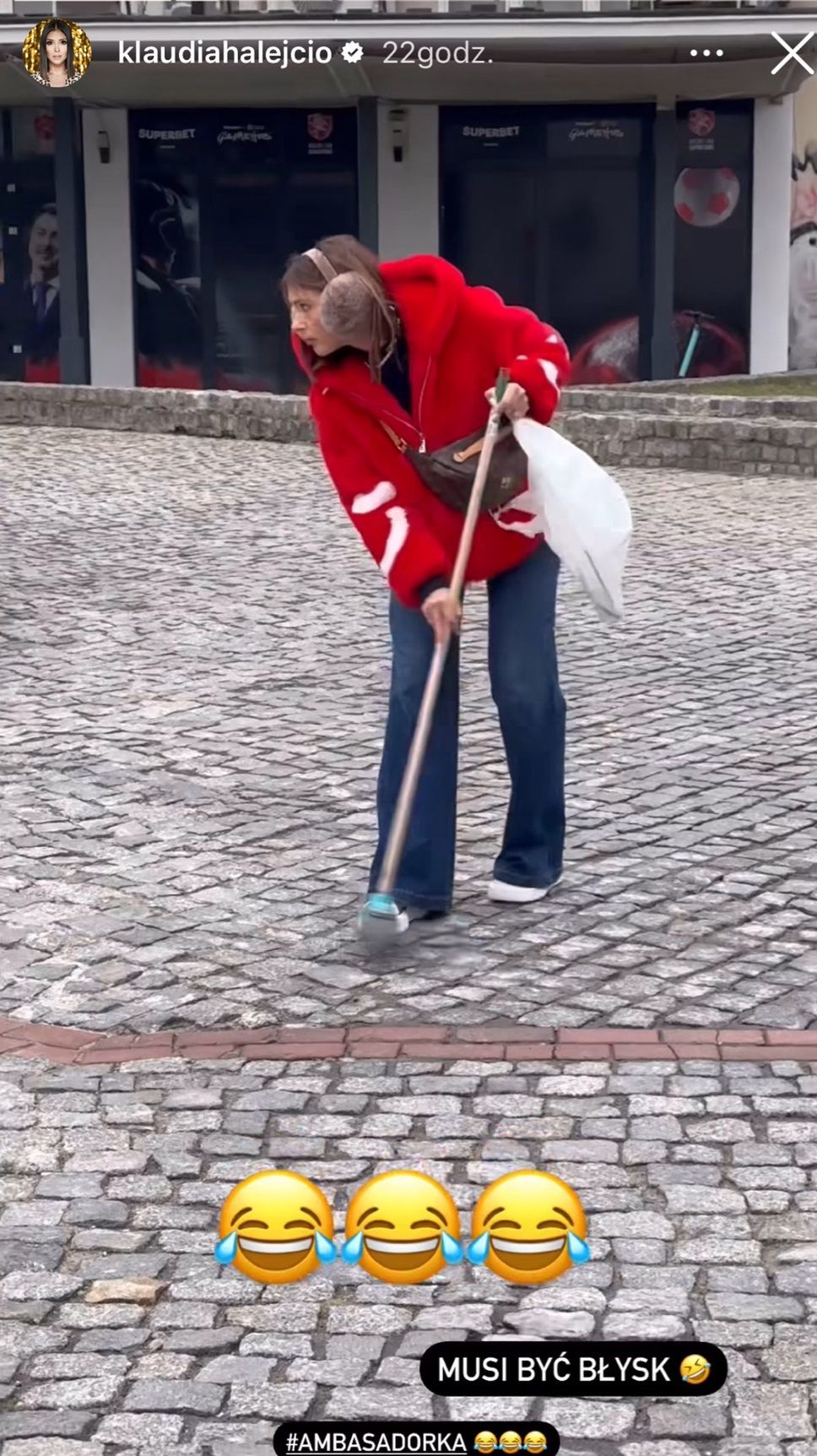 Klaudia Halejcio zamiata chodnik w czerwonym futerku