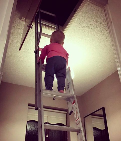 Hannah wspina się po wysokich drabinkach