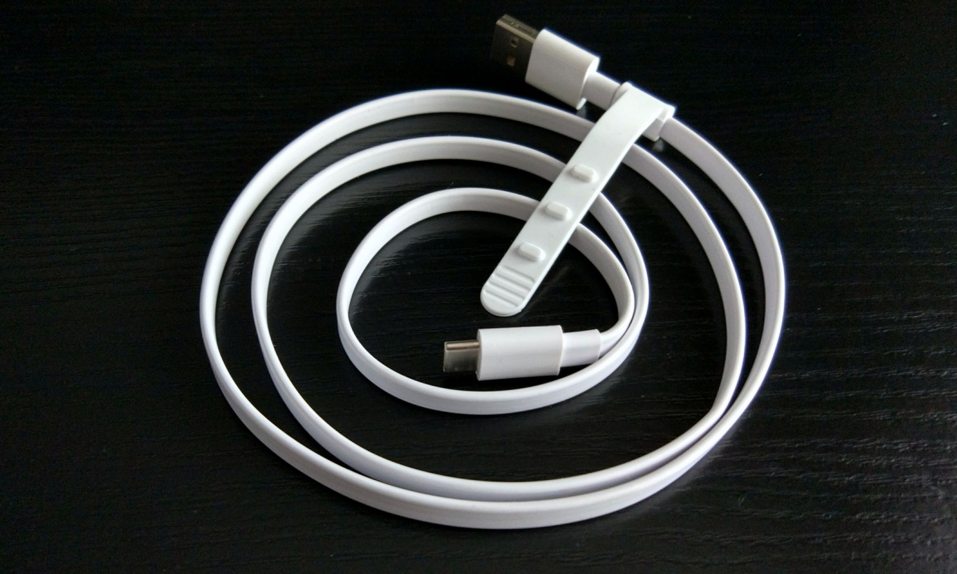 Taki kabel USB powinien być w zestawie z każdym smartfonem! 3