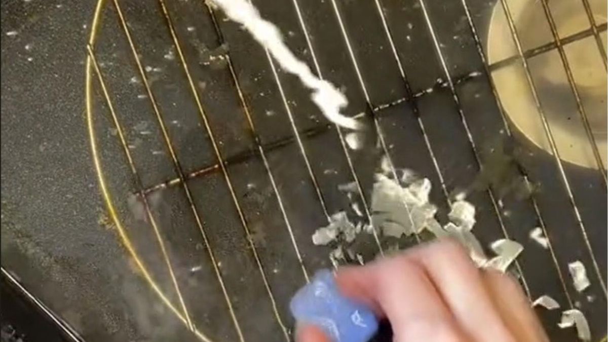 Tabletka do zmywarki - prosty trik na błyskawiczne wyczyszczenie grilla