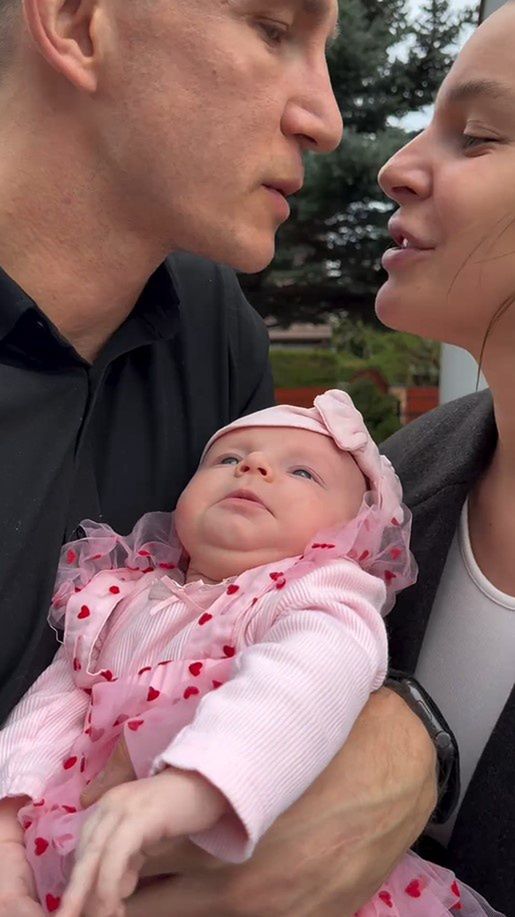 Jakub i Paulina Rzeźniczakowie z córką