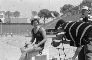 Nie byle jaka. Wygrywała złoto, potem kradła flagę - Dawn Fraser