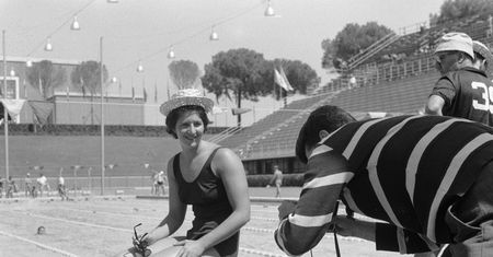 Nie byle jaka. Wygrywała złoto, potem kradła flagę - Dawn Fraser