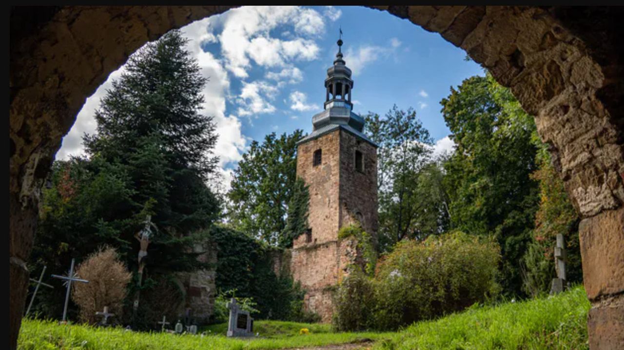 Tajemnicze ruiny. Pozostałości świątyni na wzgórzu wśród wygasłych wulkanów