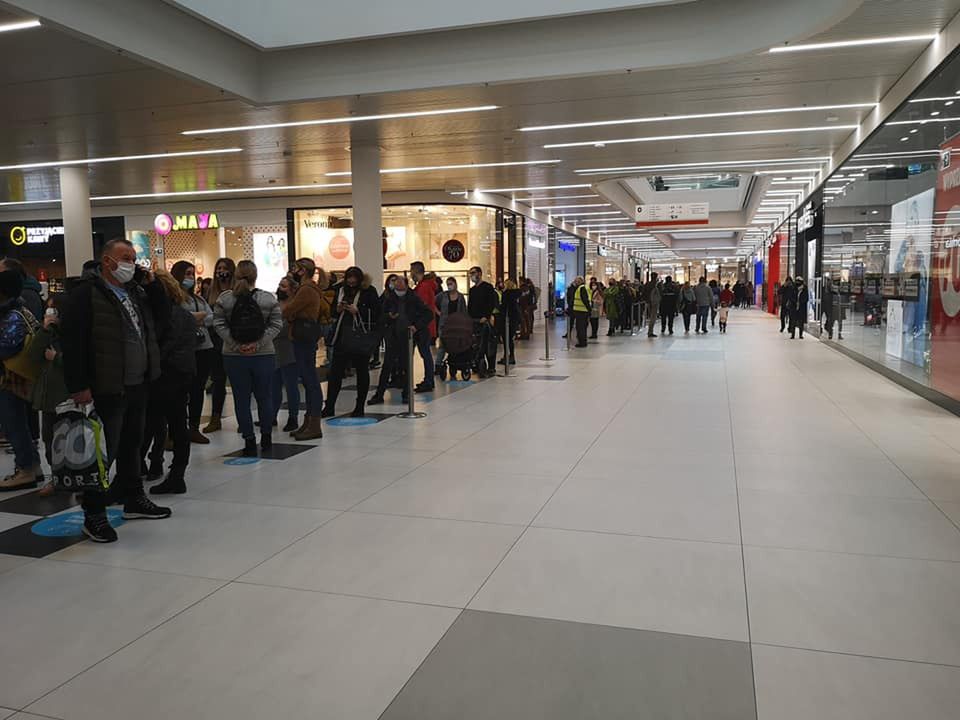 Kolejka w jednej z warszawskich galerii handlowych