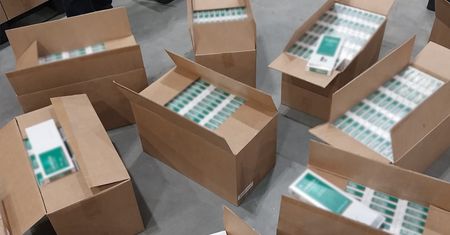 Dubajski podstęp na Okęciu: prawie 4 miliony nielegalnych papierosów warte 4 mln zł zatrzymane przez mazowiecką KAS