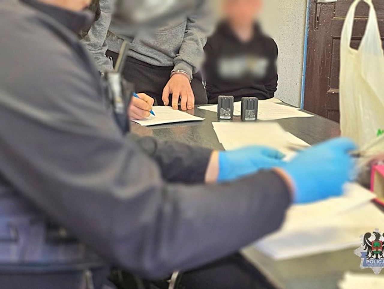 Wałbrzych: 16-latka i dwóch 19-latków zatrzymanych za brutalne pobicie mężczyzny. Napadli go o poranku