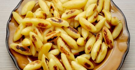 Wymieszaj twaróg z mąką i jajkami. Ukraińskie kluski leniwe będą gotowe w 10 minut