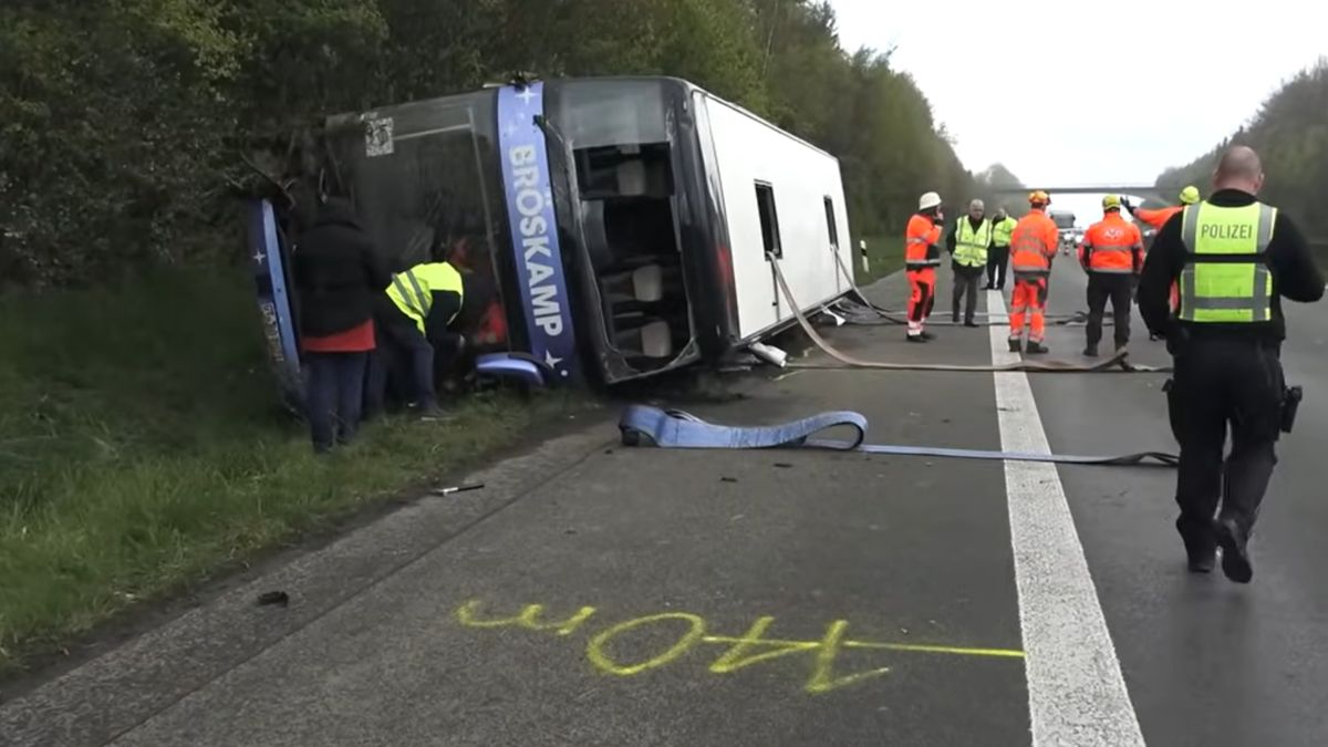 Autokar ze szkolną wycieczką wywrócił się na niemieckiej autostradzie