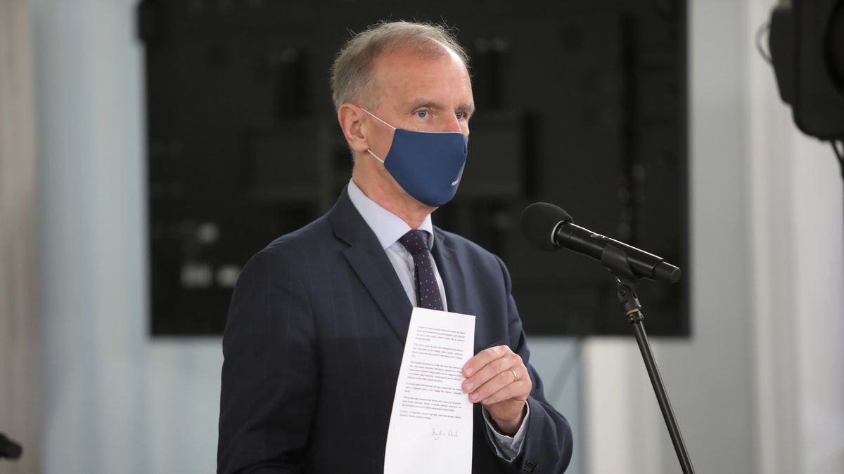 Senator KO Bogdan Klich tłumaczył sens wprowadzania preambuły podczas konferencji prasowej "KPO do zmiany - poprawka Senatu do ustawy ratyfikacyjnej"