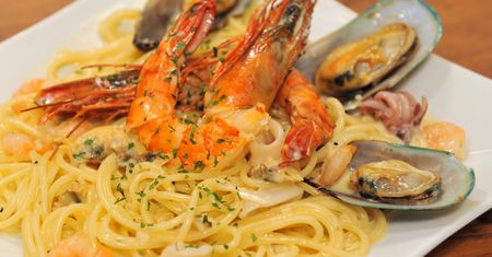 Poczujesz się jak na wakacjach. Błyskawiczny przepis na spaghetti z krewetkami