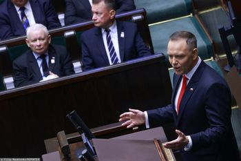 Nawrocki wyszedł na mównicę. "Nie dla euro i podniesienia wieku emerytalnego"