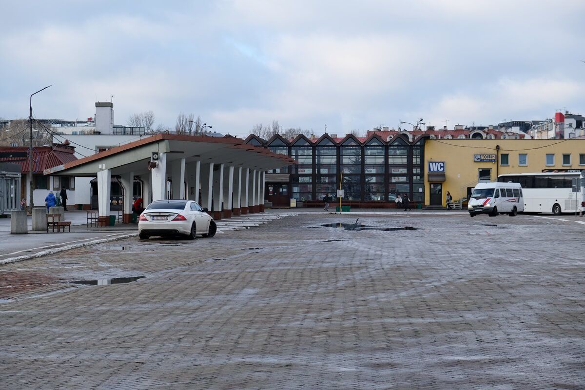 Opustoszały plac dworca autobusowego PKS przy al. Tysiąclecia