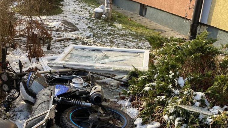 Śląsk. Policja prowadzi dochodzenie w sprawie wybuchu w bloku przy ul. Przedwiośnie w Gliwicach Sośnicy. 