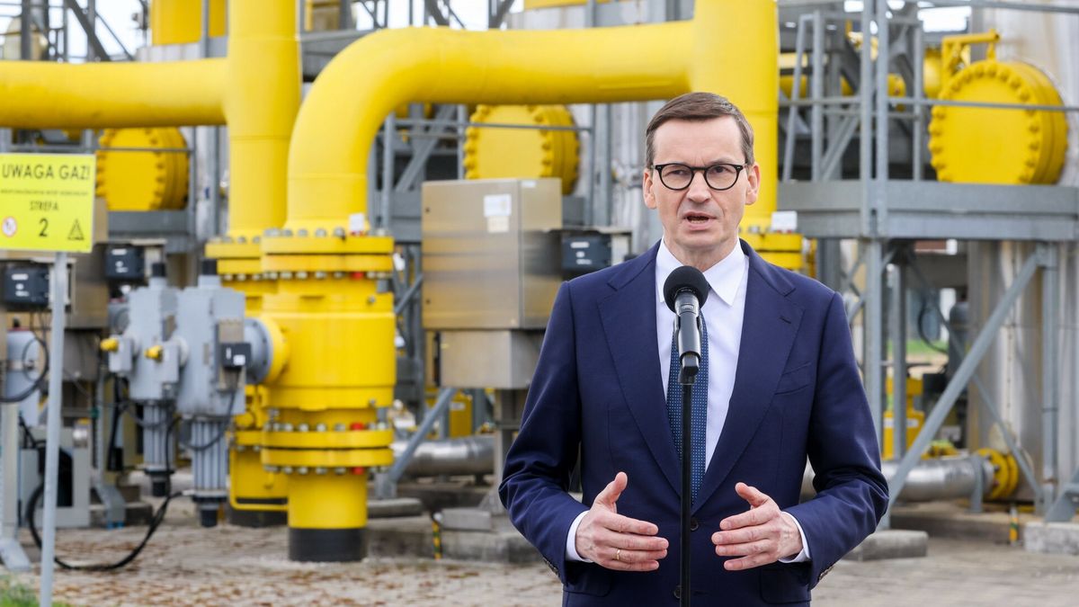 Premier Morawiecki o wstrzymaniu dostaw gazu z Rosji27.04.2022 Rembelszczyzna Konferencja prasowa premiera Mateusza Morawieckiego nt. przerwy w dostawach gazu przez rosyjski Gazpromfot. Andrzej Iwanczuk/REPORTERn/z: Mateusz MorawieckiAndrzej Iwanczuk/REPORTER