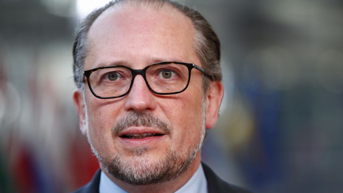 epa09538305 Austria's Chancellor Alexander Schallenberg attends a face-to-face European Union leaders summit in Brussels, Belgium, 22 October 2021. EU leaders meet in Brussels on 21 and 22 October, to discuss COVID-19, digital transformation, energy prices, migration, trade and external relations.  EPA/JOHANNA GERON / POOL Dostawca: PAP/EPA.