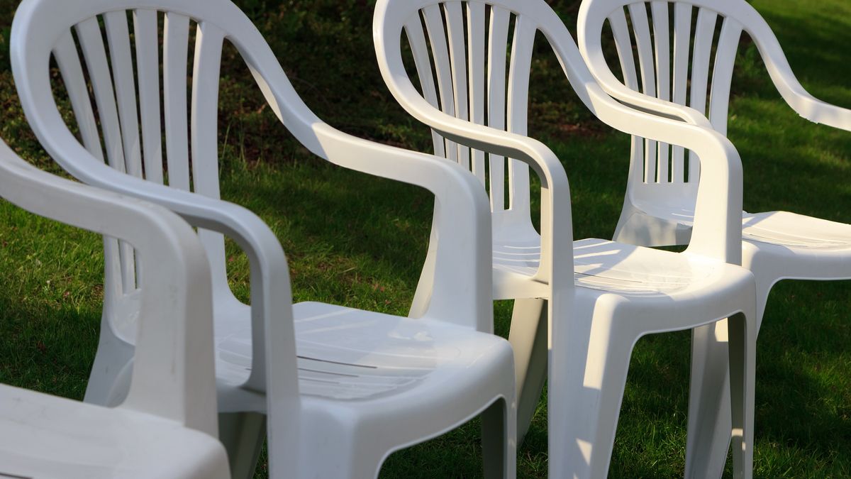 Zdarza się, że białe krzesła żółkną już po jednym sezonie