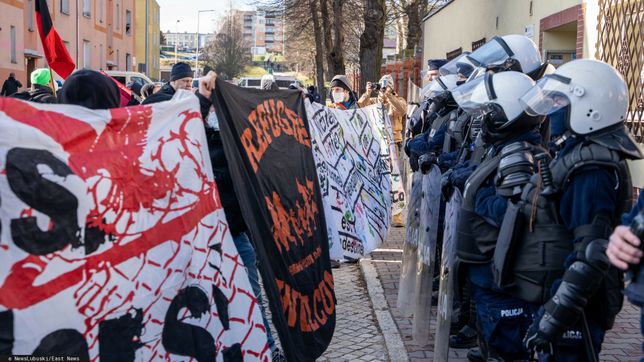 Pokojowy protest przerodzi? si? w starcia z policj? w Kro?nie Odrza?skim
Fot. NewsLubuski/East News, 12.02.2022, Pokojowy protest w obronie migrantow przerodzil sie w starcia z policja w Krosnie Odrzanskim. Protestujacy rzucali w funckjonariuszy kamieniami, deskami, uzywali takze pirotechniki. Policjaci musieli uzyc gazu oraz srodkow przymusu bezposredniego. Zatrzymano 11 osob, w akcji bralo udzial ponad 200 policjantow z czego dwoch zostalo rannych.
NewsLubuski