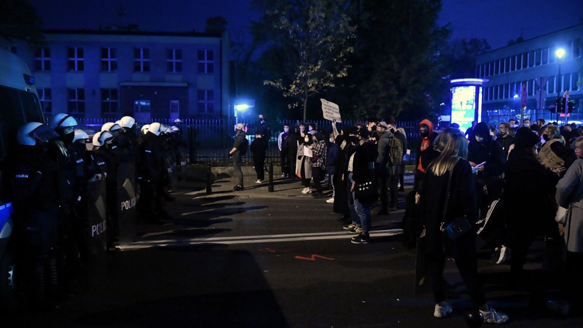 Ksiądz wyszedł do protestujących z bronią