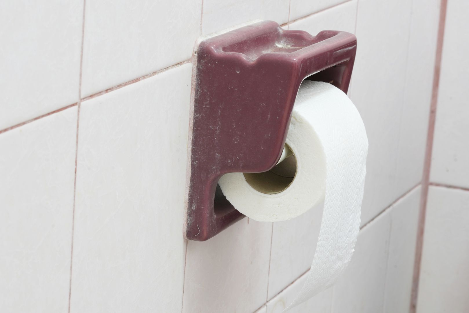 Tak powinno się wieszać rolkę papieru toaletowego w łazience