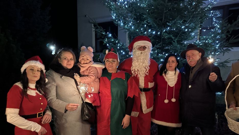 Pracownicy gminnego Ośrodka Kultury i wójt Andrzej Grządziel.