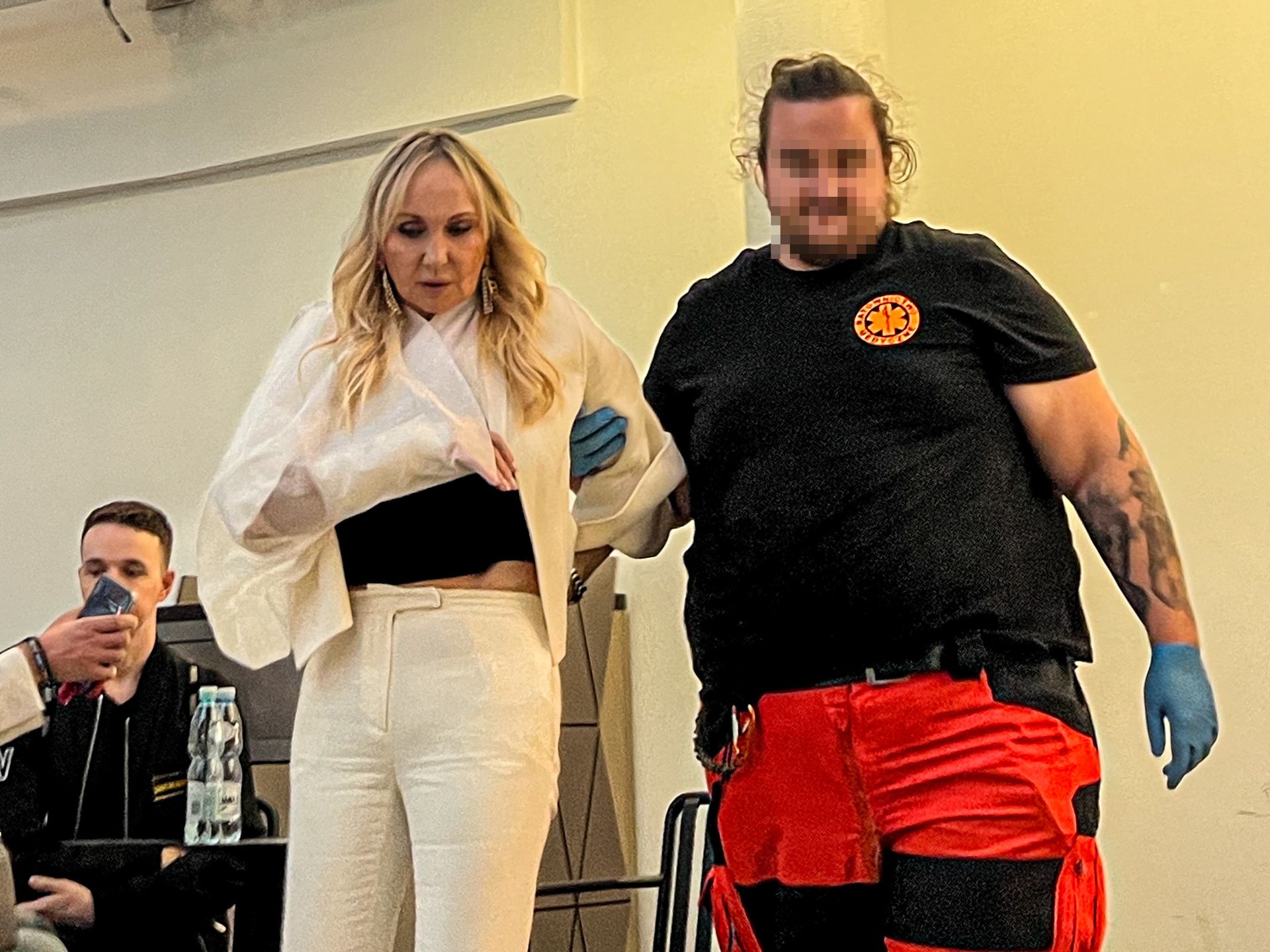 Karetka zabiera Helenę Deeds z premiery filmu