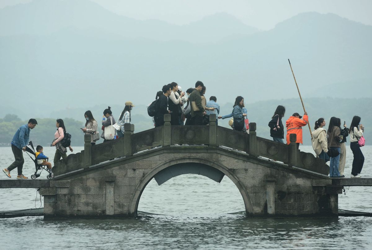 Chińczyk zarabia pieniądze, wyławiając z wody zgubione przez turystów kosztowności