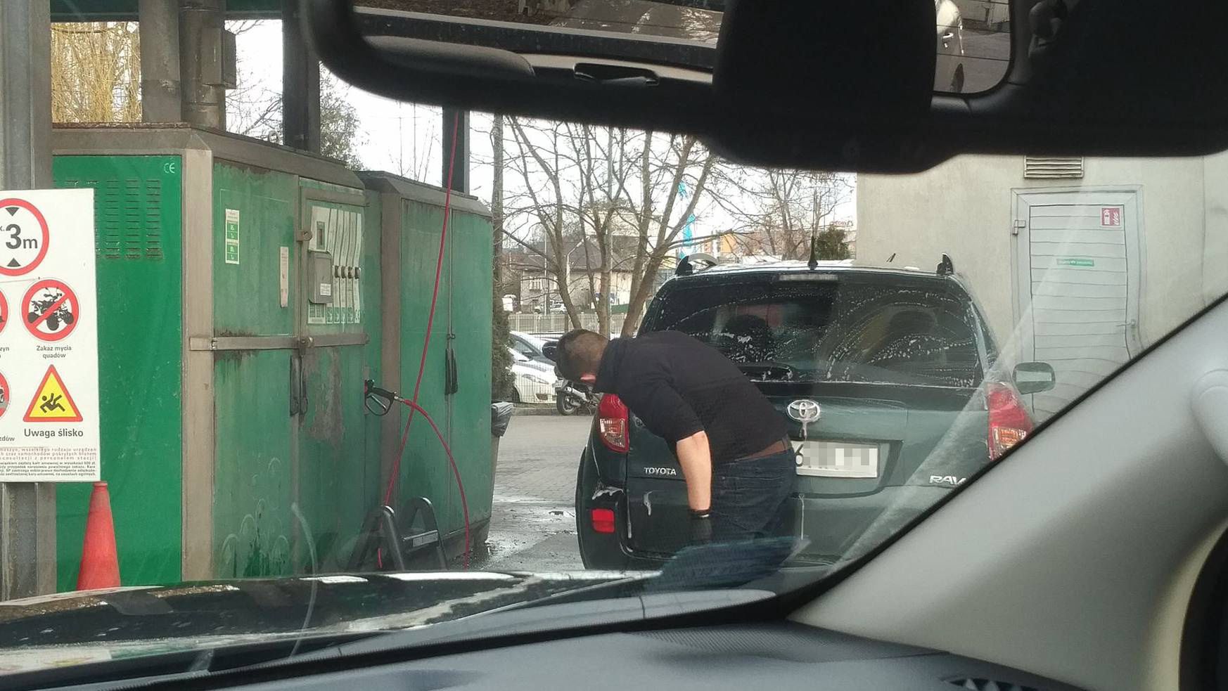 Kierowca tego auta miał nawet drabinkę, aby łatwiej umyć gąbką dach 