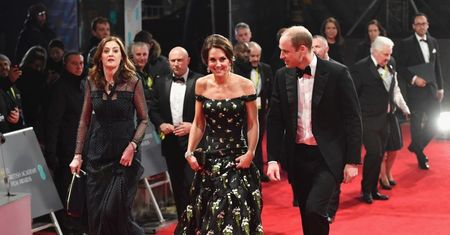 Księżna Kate w sukience Alexandra McQueena na gali BAFTA. Ładnie i nudno? (ZDJĘCIA)