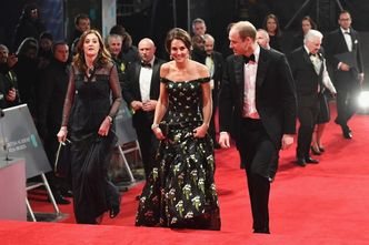 Księżna Kate w sukience Alexandra McQueena na gali BAFTA. Ładnie i nudno? (ZDJĘCIA)
