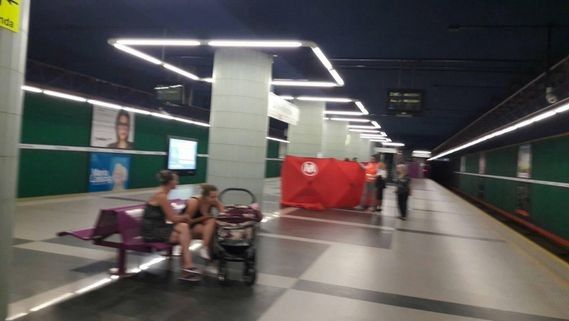 Tragiczna śmierć w warszawskim metrze. Trwają działania policji