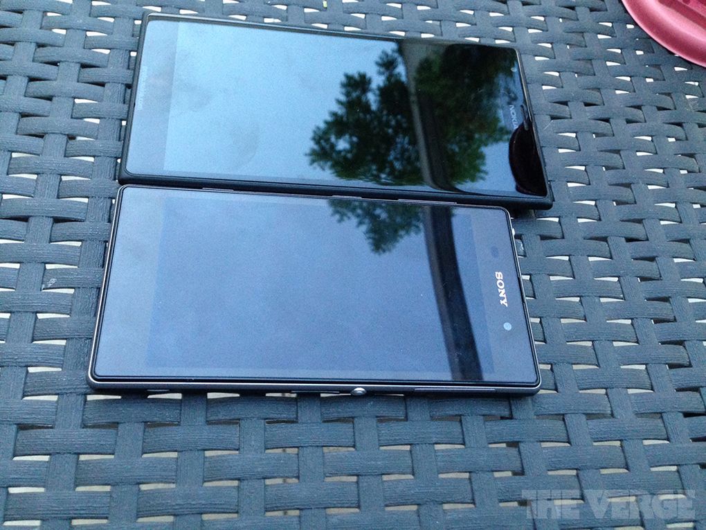 Lumia 1520 i Xperia Z (fot. theverge.com)
