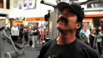 Schwarzenegger z wąsami na siłowni!