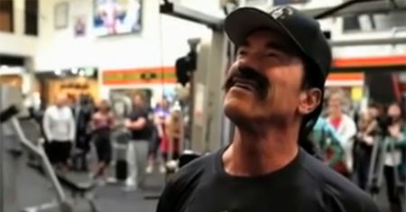 Schwarzenegger z wąsami na siłowni!