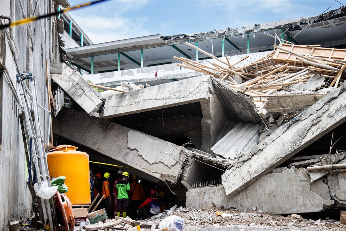 Zawalona szkoła w Indonezji. Są kolejne ofiary. Setki osób pod gruzami