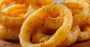 Po co komu chipsy, gdy są krążki cebulowe? Tak przygotujesz ich najlepszą wersję