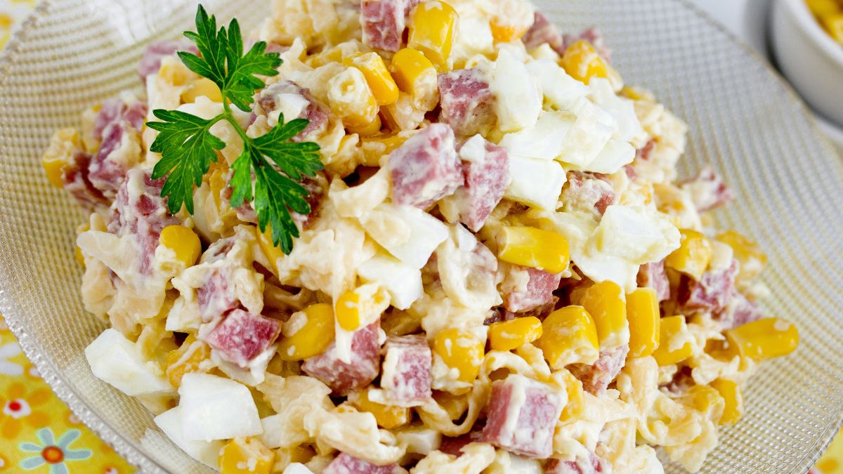 Sałatka wielkanocna z jajkami i kiełbasą