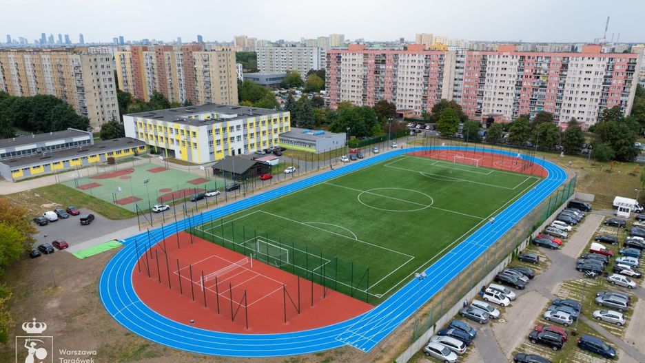 Metamorfoza boiska przy Szkole Podstawowej nr 380 przy ul. Krasiczyńskiej 4/6. Źródło: Urząd Dzielnicy Targówek
