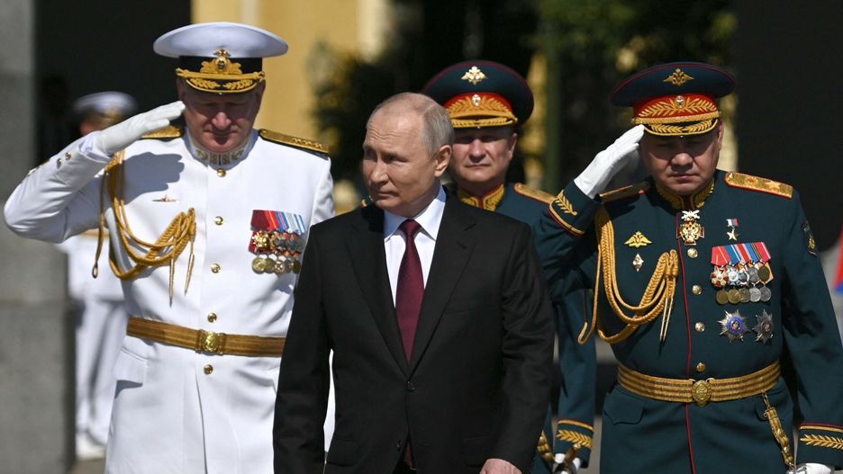 ?wi?to Marynarki Wojennej w Rosji
This pool image distributed by Sputnik agency shows Russian President Vladimir Putin, accompanied by Defence Minister Sergei Shoigu and Commander-in-Chief of the Russian Navy, Admiral Nikolai Yevmenov, attending the Navy Day parade in Saint Petersburg on July 30, 2023. (Photo by Alexander KAZAKOV / POOL / AFP)
ALEXANDER KAZAKOV